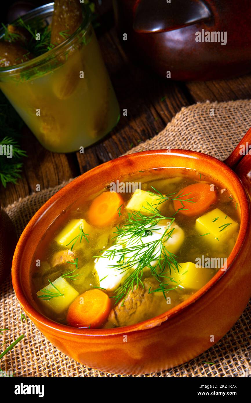 Zuppa di cetrioli acida polacca con aneto Foto Stock