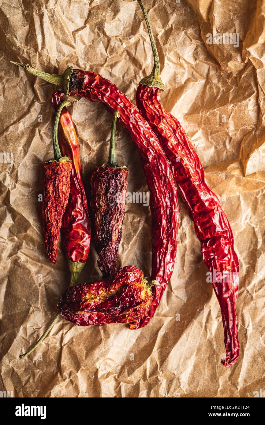 Peperoncini secchi su carta. Foto Stock
