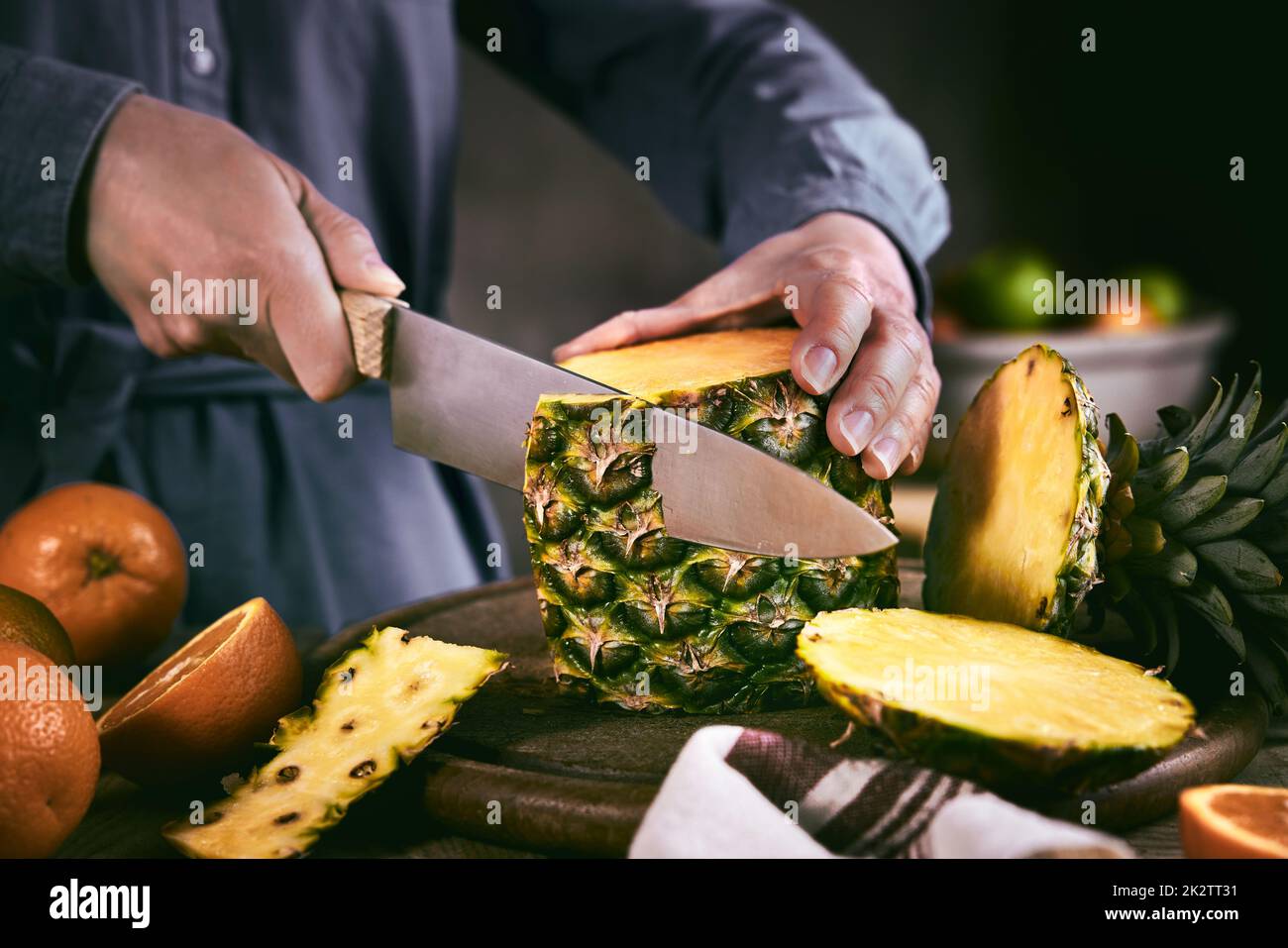 Anonimo donna peeling ananas fresco Foto Stock