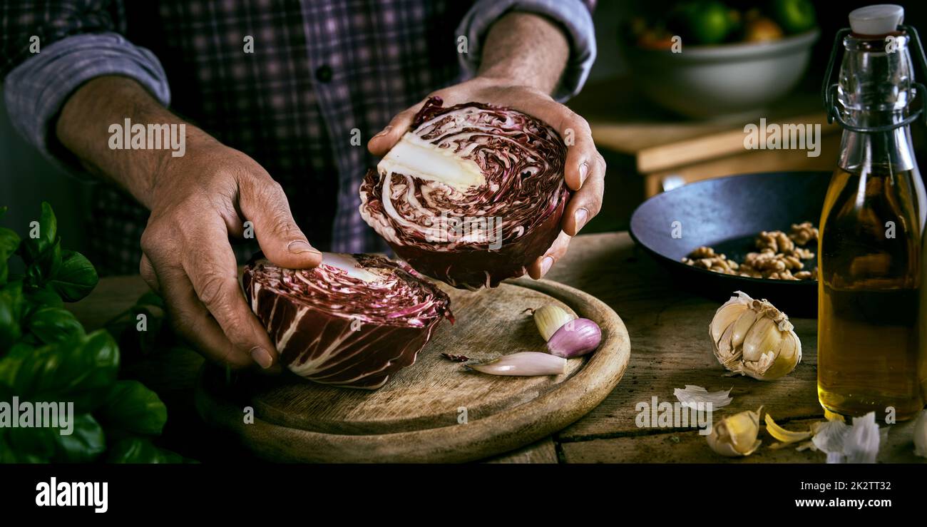 Maschio irriconoscibile preparare ingredienti per un piatto sano Foto Stock