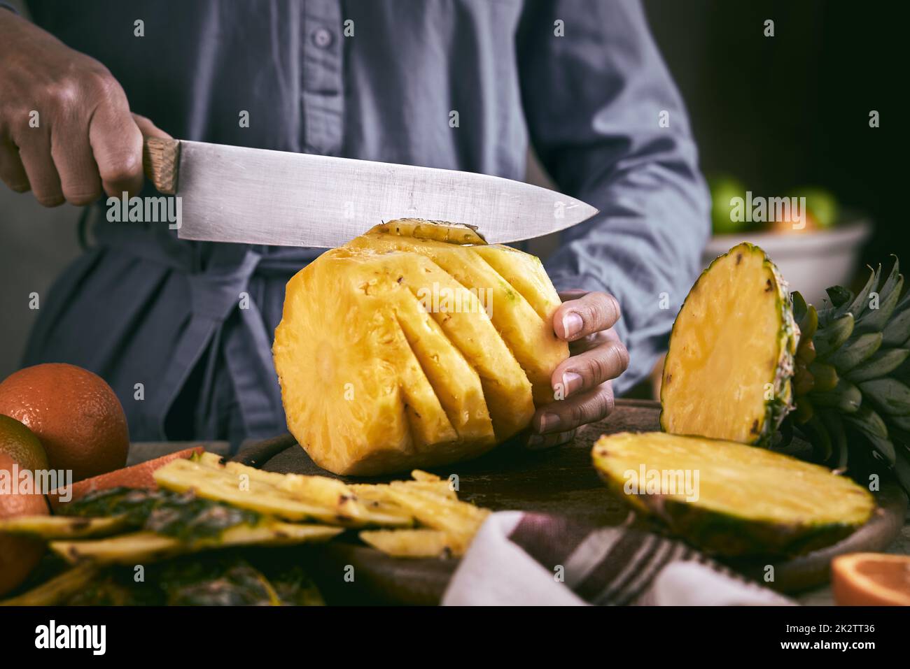 Taglia l'ananas sbucciato Foto Stock
