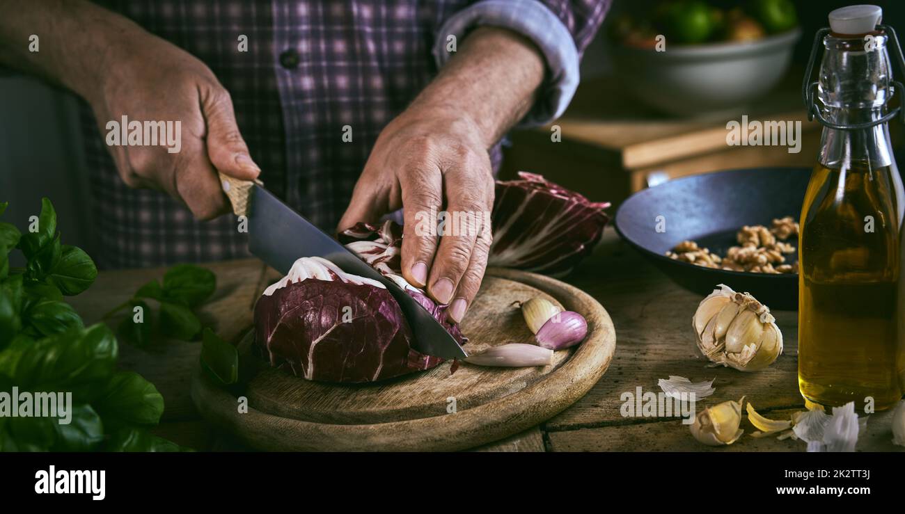 Anonimo uomo che taglia il cavolo per piatto Foto Stock