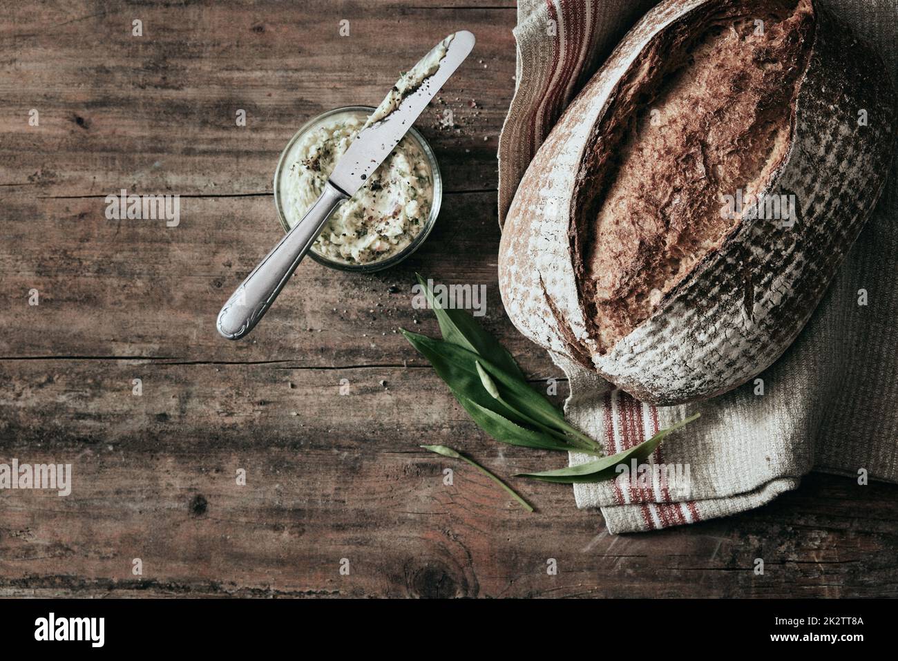 Strutto con pane su tavola di legno Foto Stock