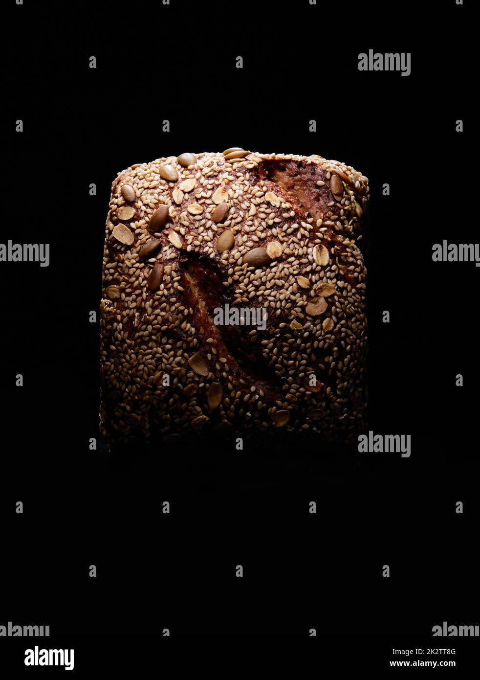 Saporito contadino pane pagnotta in studio scuro Foto Stock