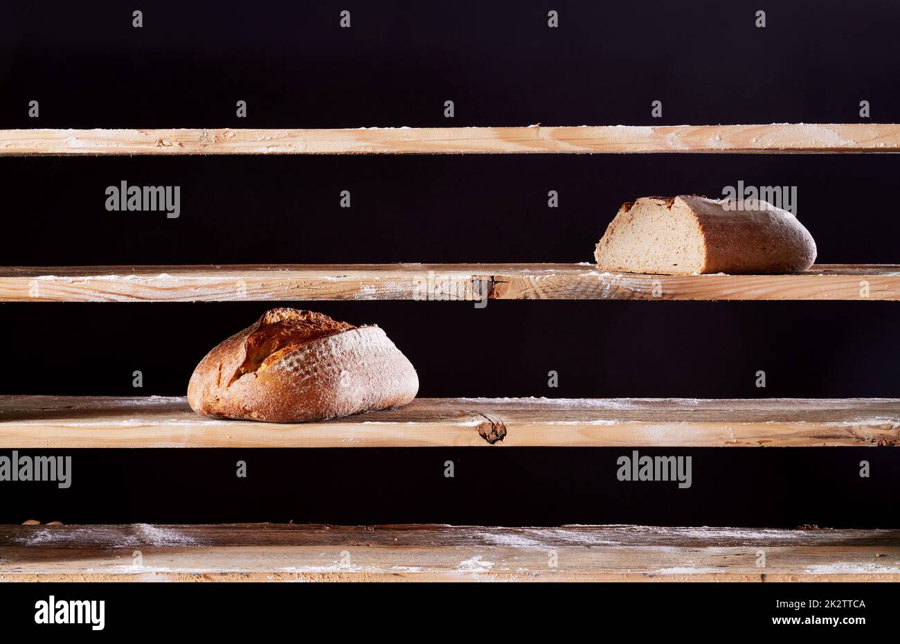 Pagnotte di pane su scaffali vuoti Foto Stock