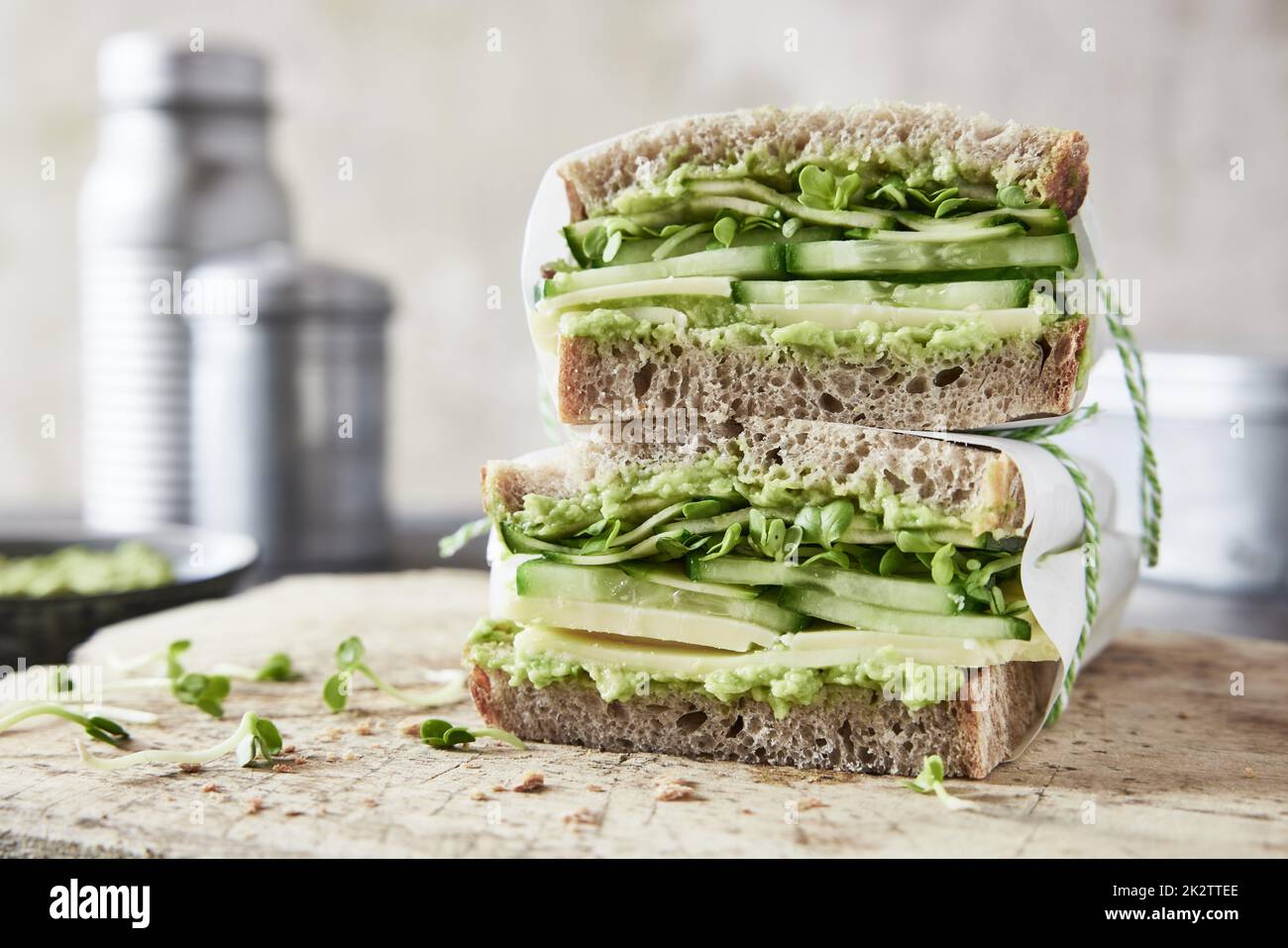 Panini con verdure verdi sul tagliere in cucina Foto Stock