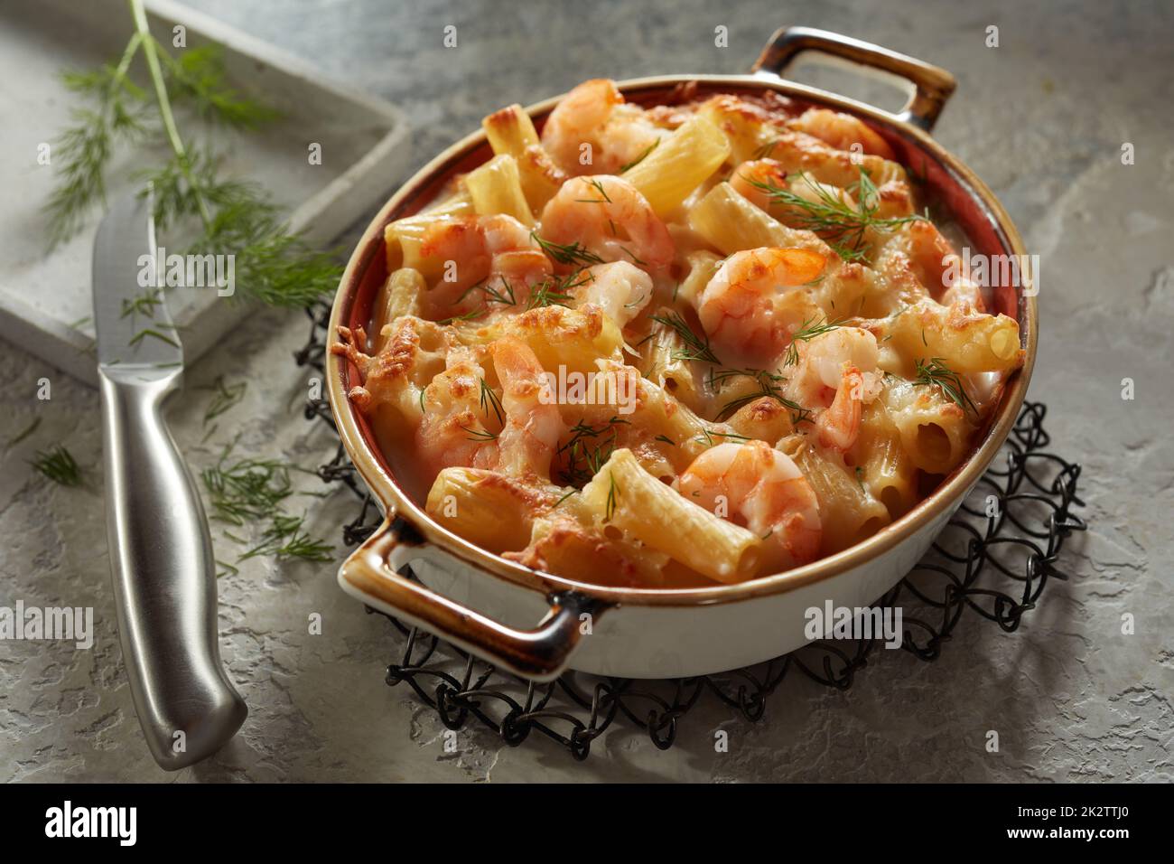 Deliziosa pasta fatta in casa con gamberi e formaggio in pentola Foto Stock