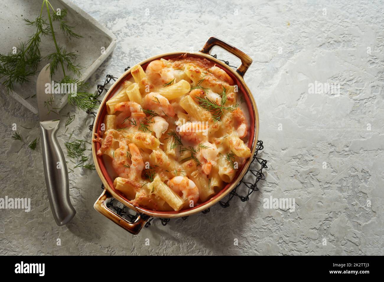 Pasta gustosa con gamberetti e salsa cremosa posta sul tavolo Foto Stock