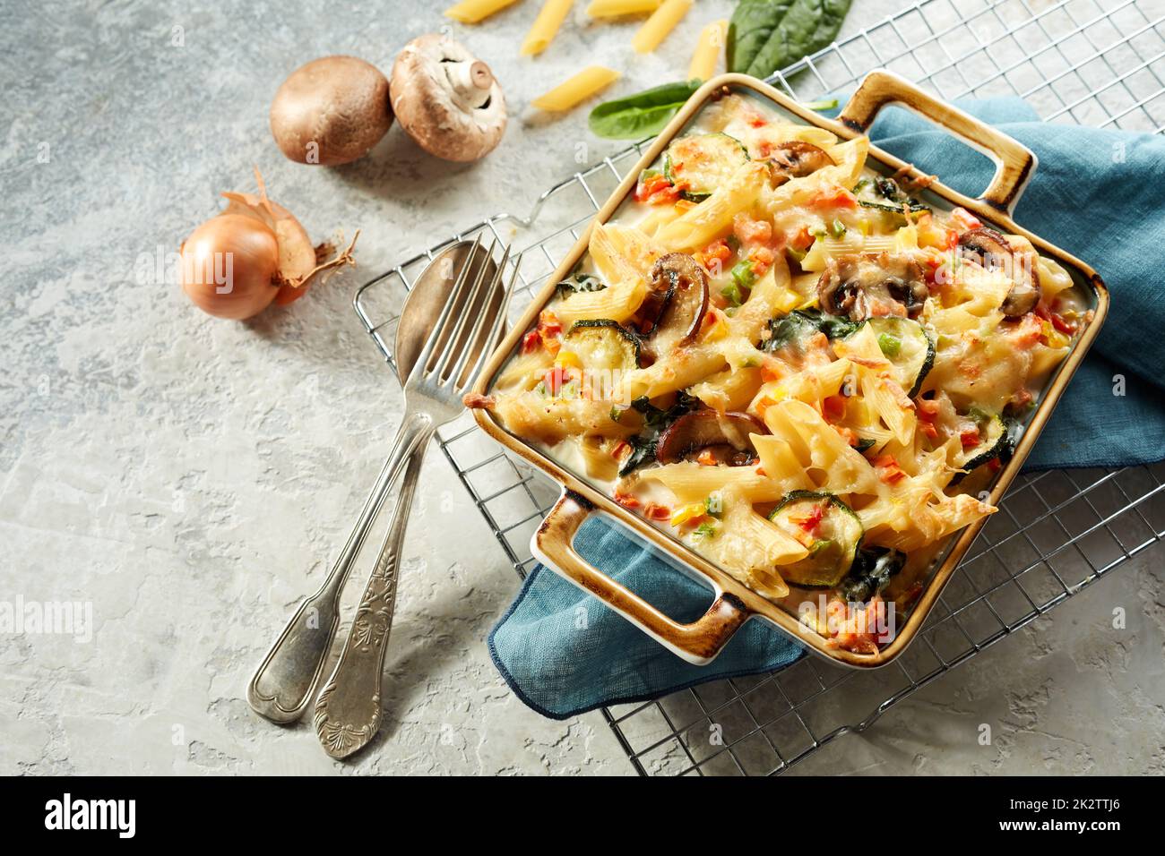 Pasta al forno in casseruola servita sul tavolo Foto Stock