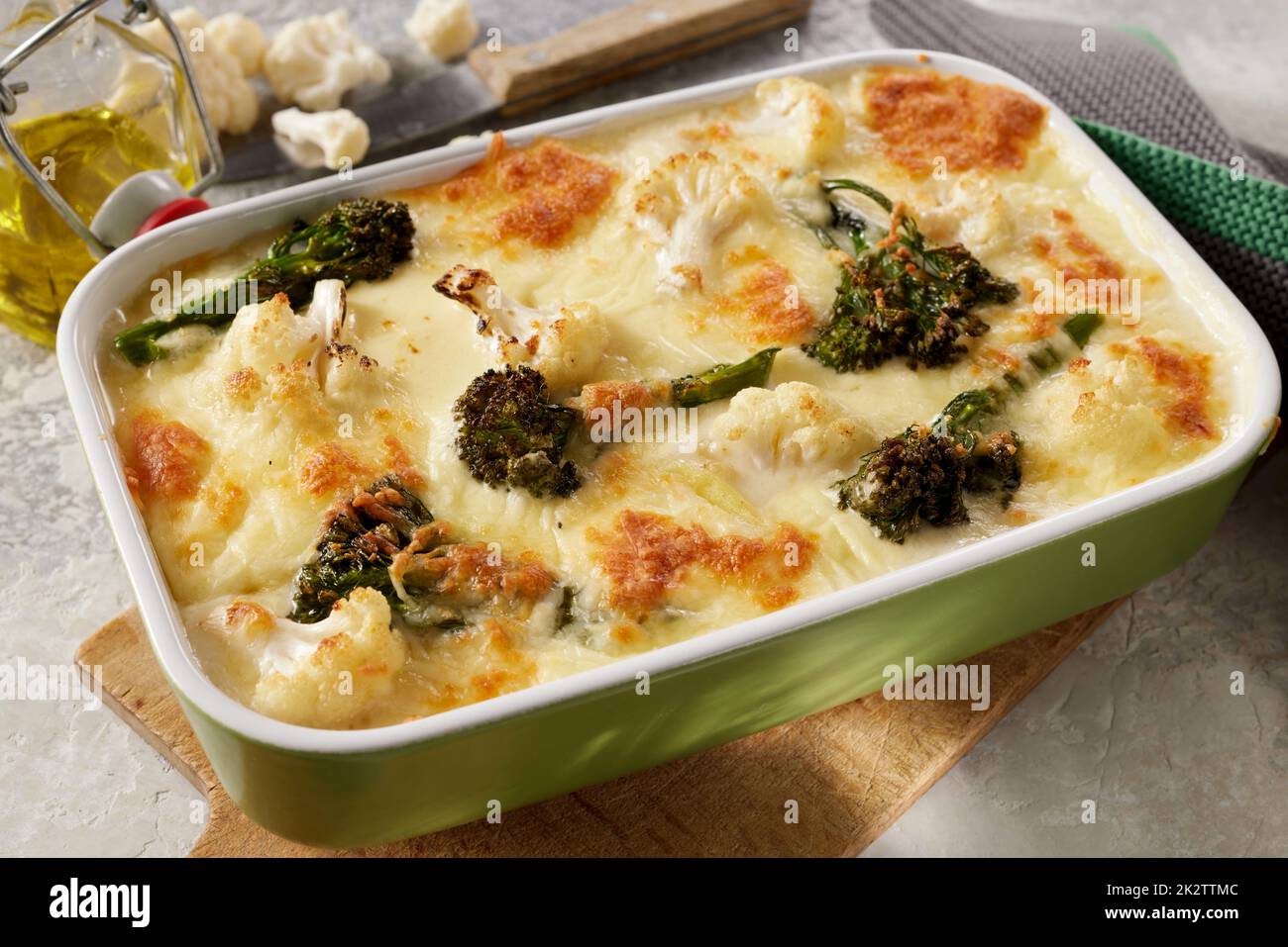 Gratin con broccoli e verdure in casseruola con crosta di formaggio Foto Stock
