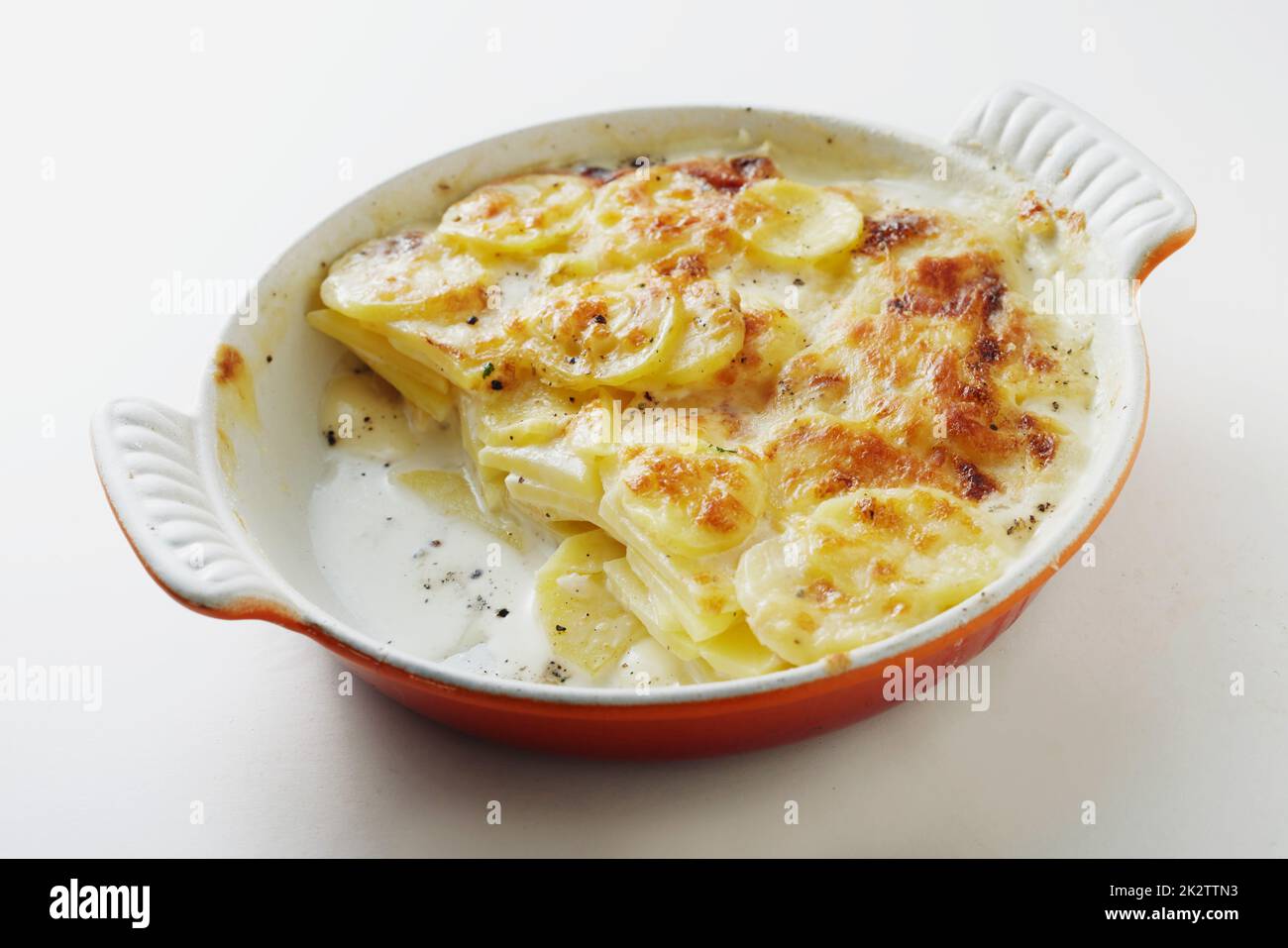 Appetitoso piatto francese con patate a fette e salsa in casseruola Foto Stock