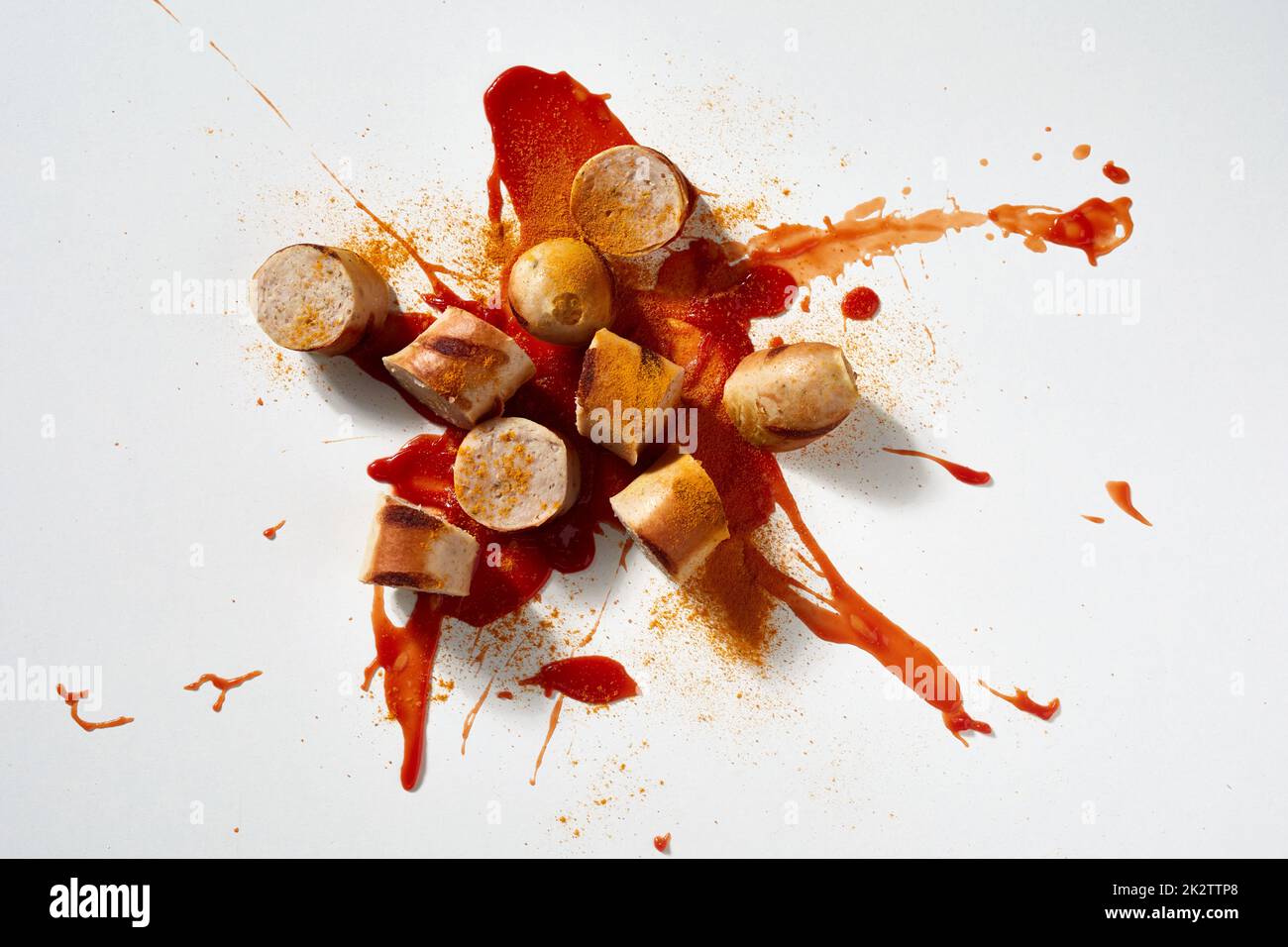 Salsiccia tedesca tritata con ketchup e curry in polvere Foto Stock