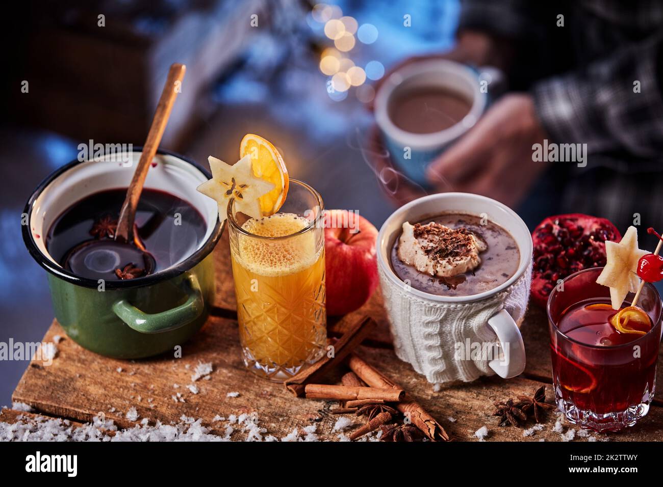 Bevande invernali assortite su un tavolo di legno Foto Stock