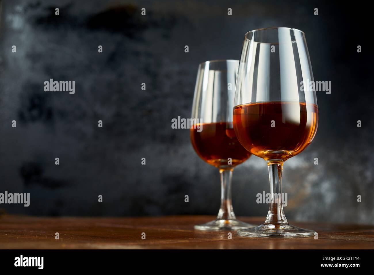 Bicchieri con vino sherry sul tavolo Foto Stock