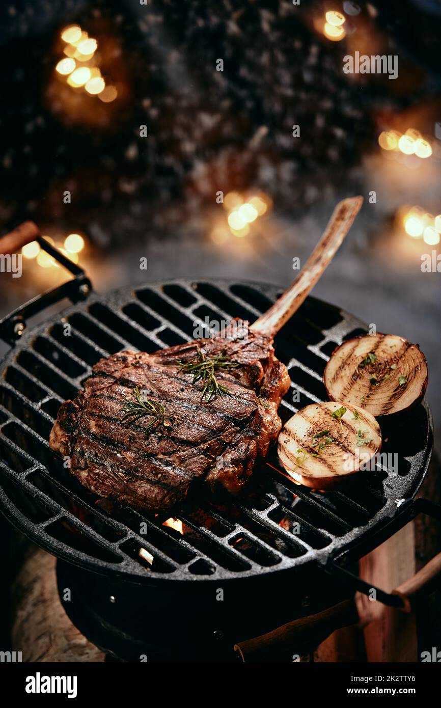 La bistecca di Tomahawk si prepara alla griglia Foto Stock