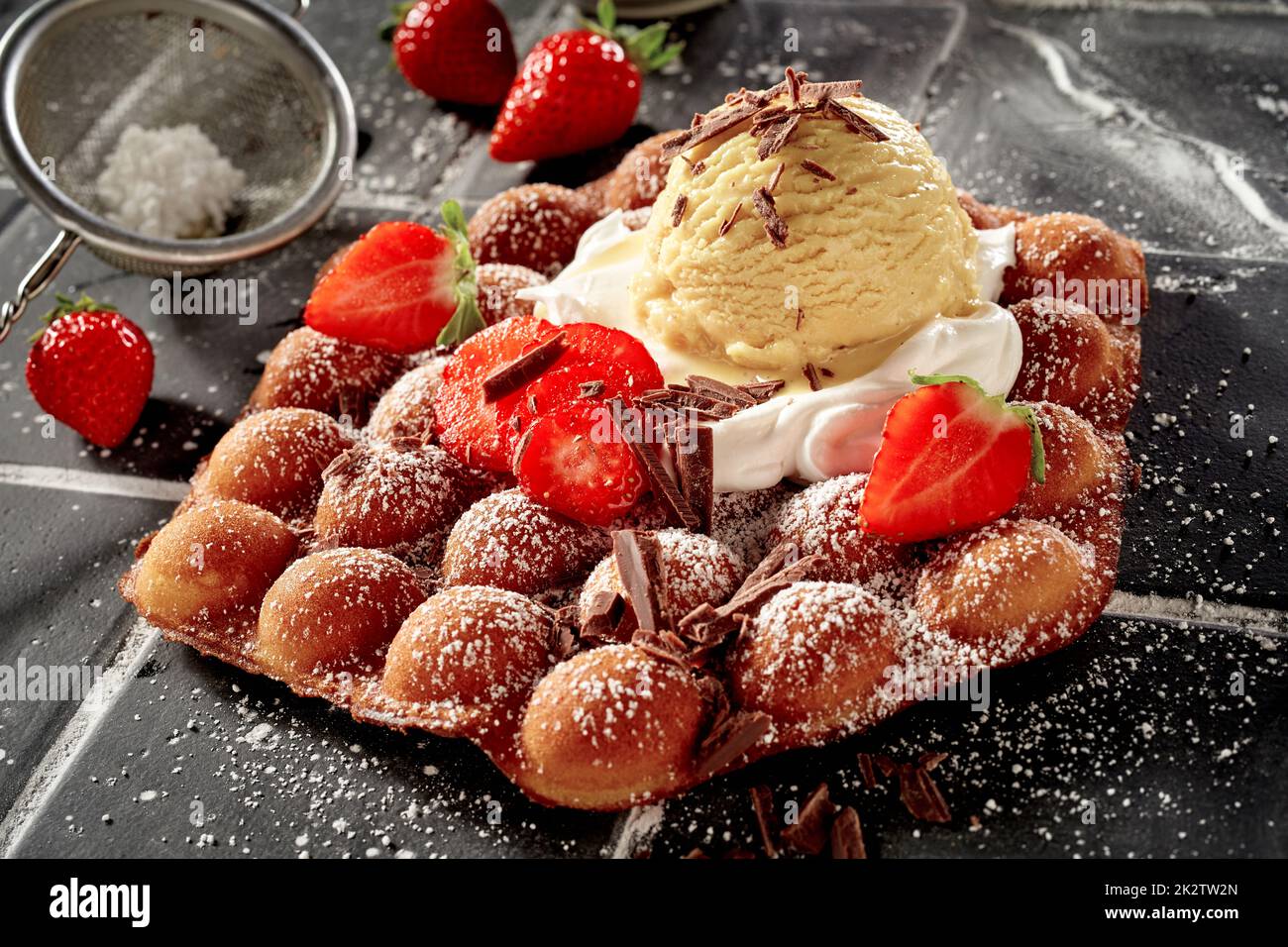 Dessert estivo con waffle da buongustai e fragole fresche Foto Stock