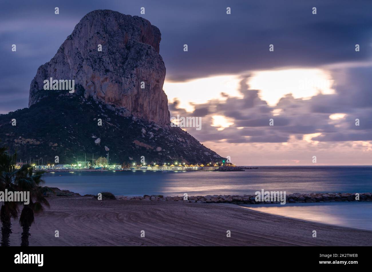 Vista della spiaggia di Calpe all'alba, Spagna Foto Stock
