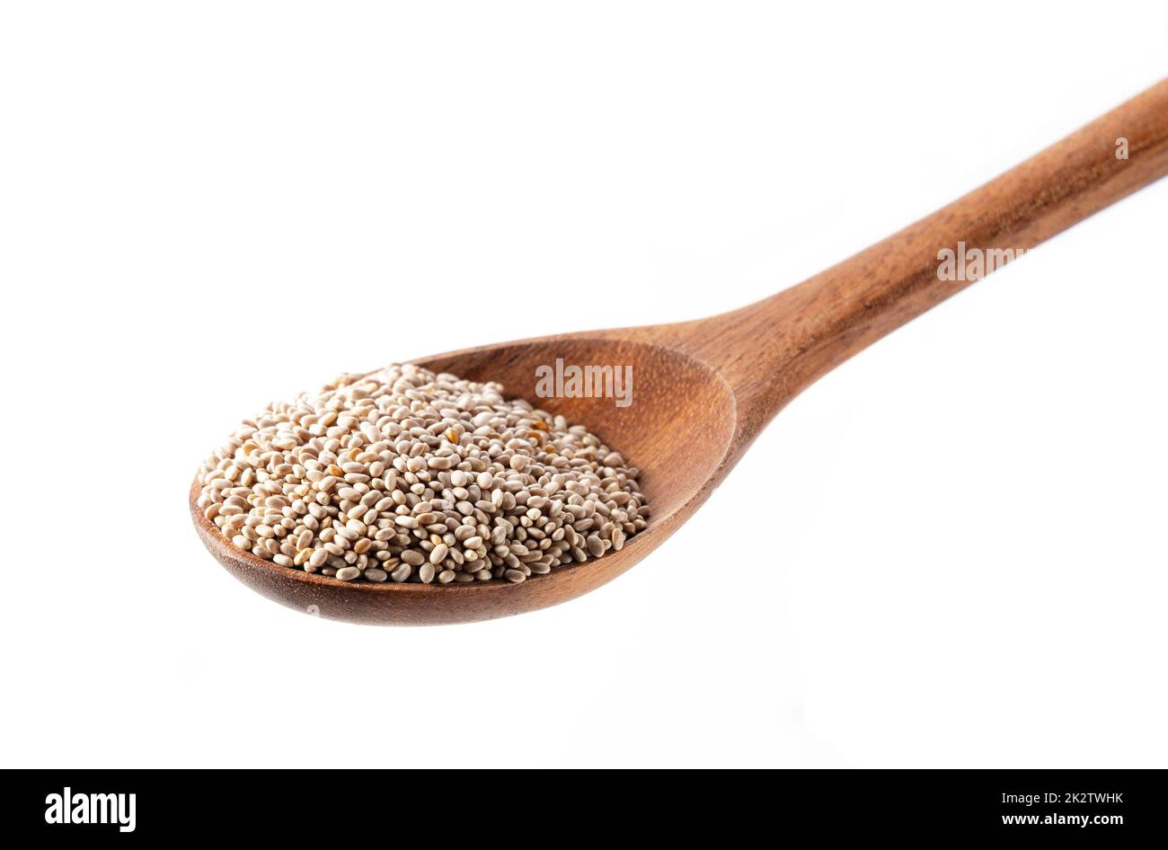 Cucchiaio di legno e semi di chia bianchi posti su sfondo bianco. Foto Stock