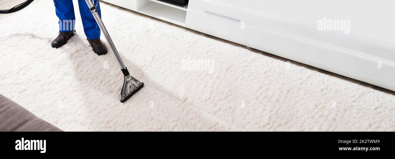 Bidello tappeto pulizia con aspirapolvere Foto Stock