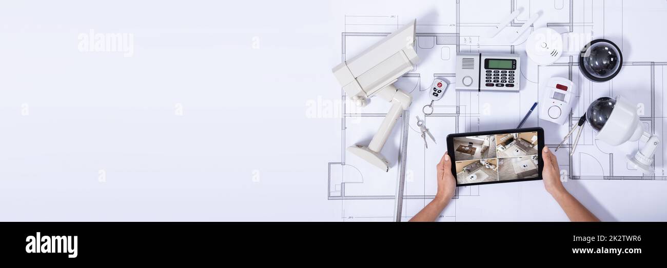 Persona Che Monitorano Smart House Su Tablet Digitale Foto Stock