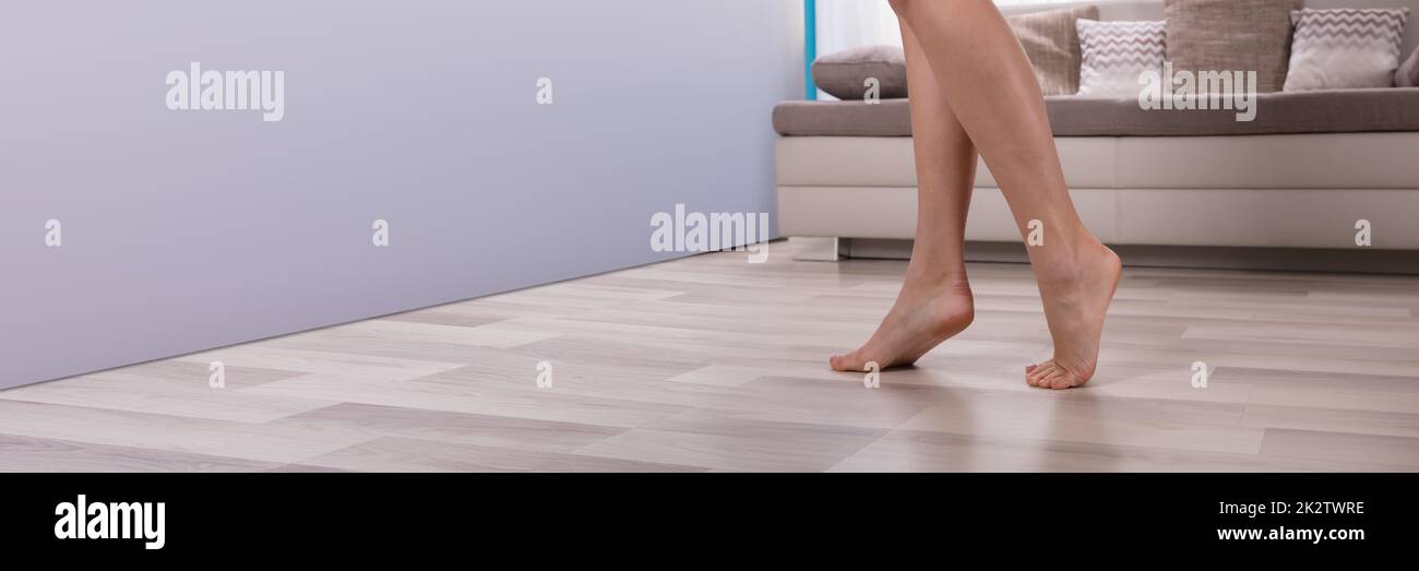 Bassa vista in sezione di un piede sul pavimento caldo Foto Stock
