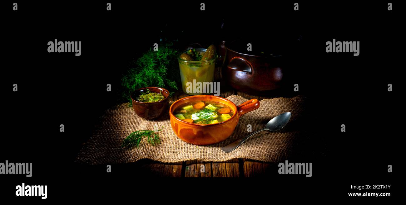 Zuppa di cetrioli acida polacca con aneto Foto Stock