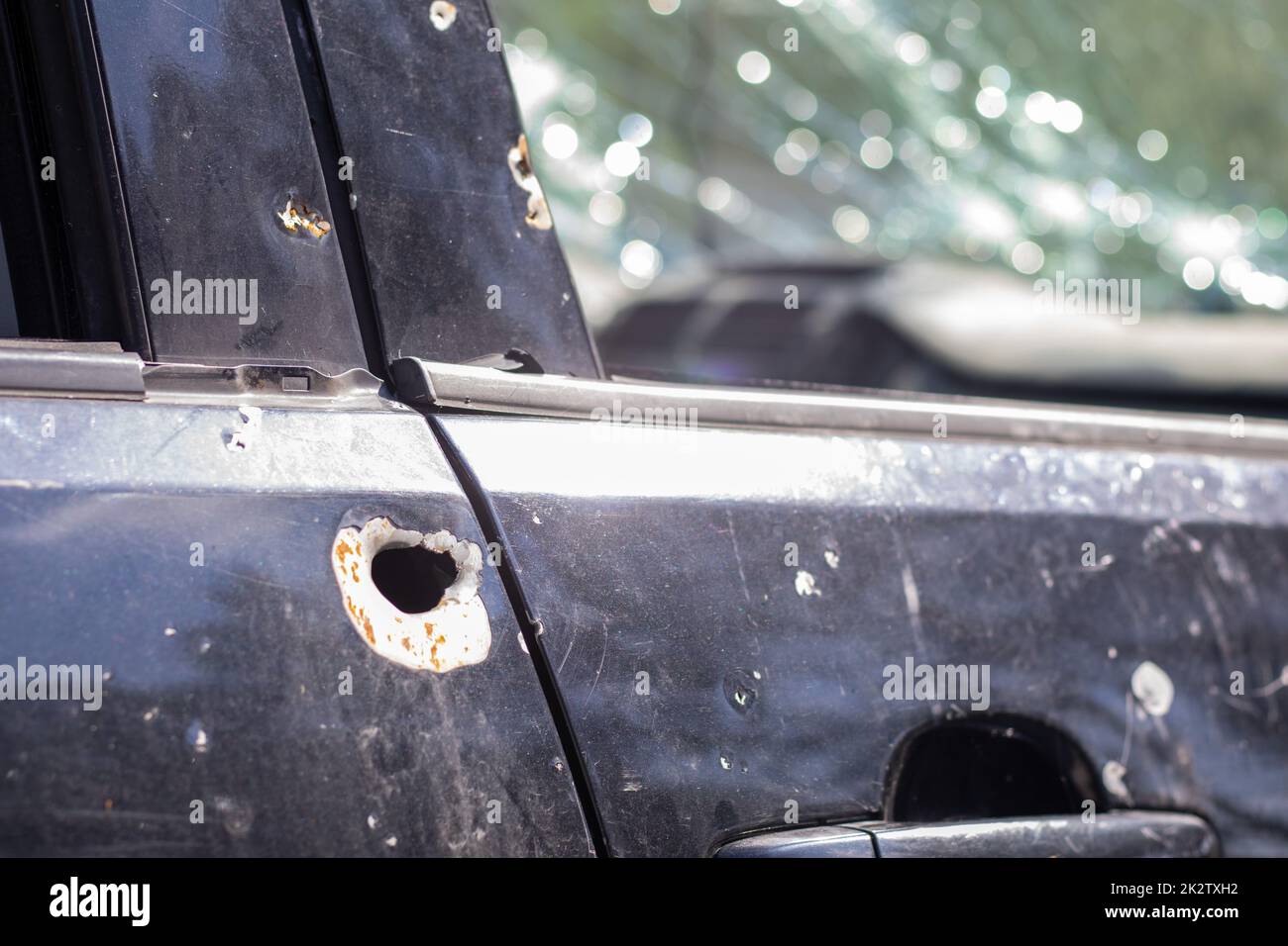 Auto piena di proiettili. Guerra della Russia contro l'Ucraina. Un'auto di civili sparata dall'esercito russo durante l'evacuazione di donne e bambini. Tracce di pallottole e frammenti di conchiglie. Foto Stock