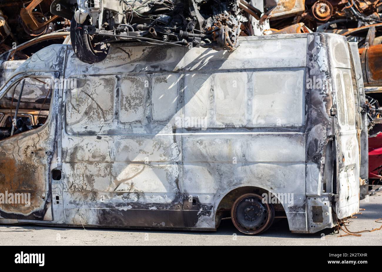Auto in Irpen. Kyiv, Ucraina. Russia guerra Ucraina. Cimitero di automobili a Irpin, le conseguenze dell'invasione dell'esercito russo in Ucraina. Auto distrutte della popolazione civile. Foto Stock