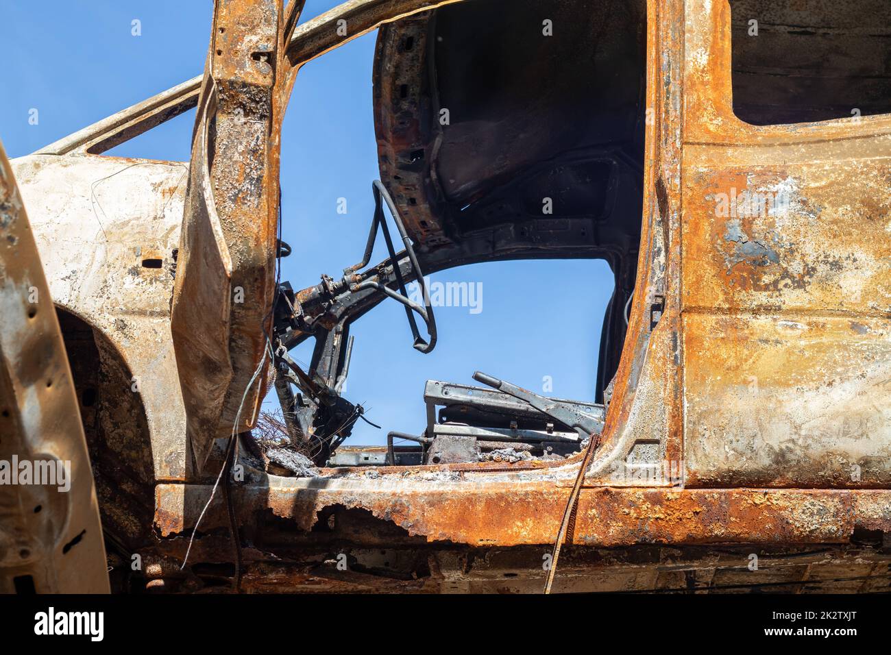 Auto rotte e bruciate nel parcheggio, incidente o vandalismo deliberato. Auto bruciata. Conseguenze di un incidente stradale. Danneggiato da incendio. Discarica di veicoli civili sparati dalle truppe russe in Ucraina. Foto Stock