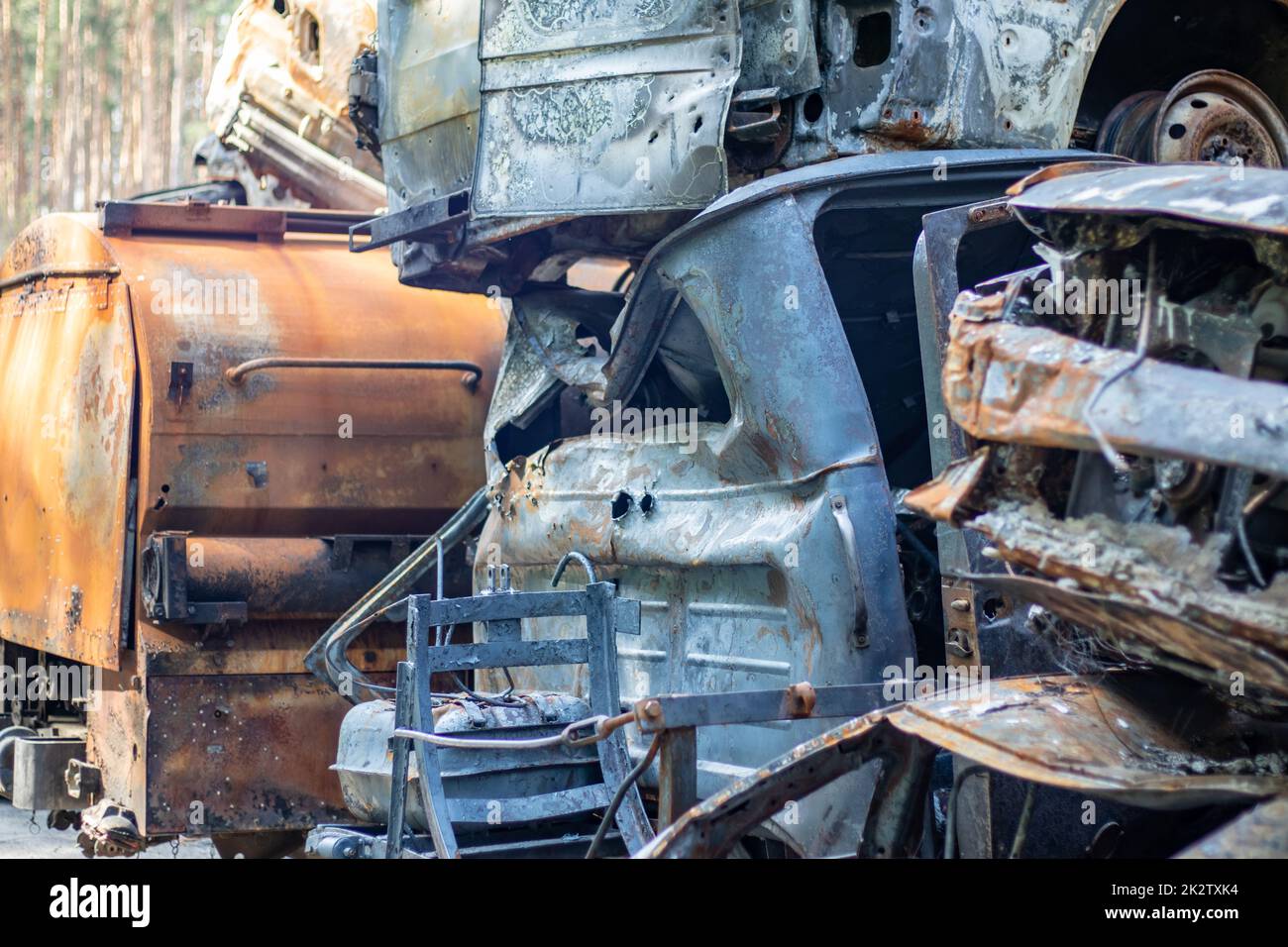 Molte auto arrugginite bruciate a Irpen, dopo essere state uccidite dai militari russi. La guerra della Russia contro l'Ucraina. Cimitero di auto distrutte di civili che hanno cercato di evacuare dalla zona di guerra. Foto Stock
