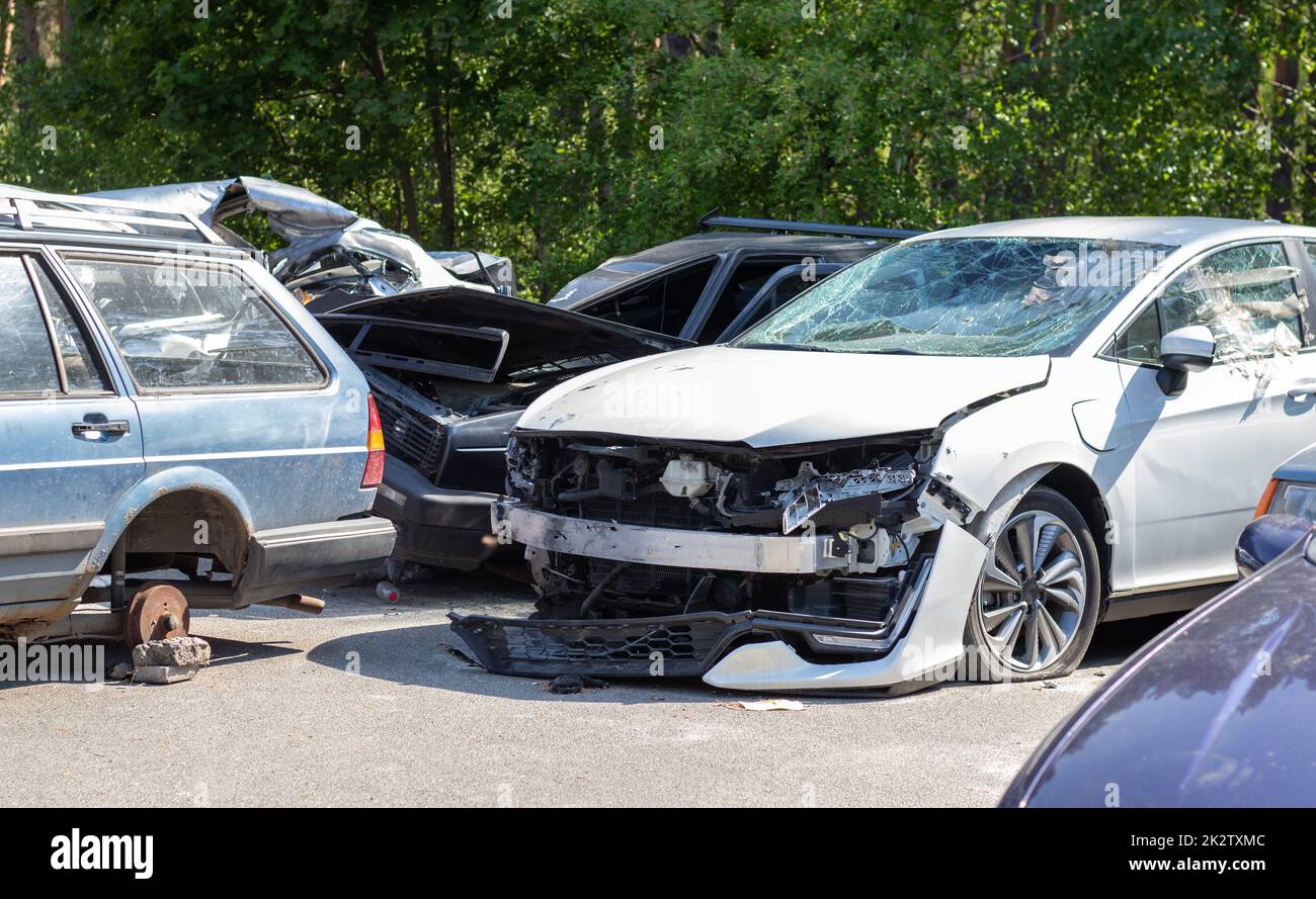 Tracce di colpi sul corpo della vettura. Guerra tra Russia e Ucraina. Parte di un'automobile civile che è stata sparata sopra durante l'evacuazione delle persone disarmate dalla zona di combattimento. Foto Stock