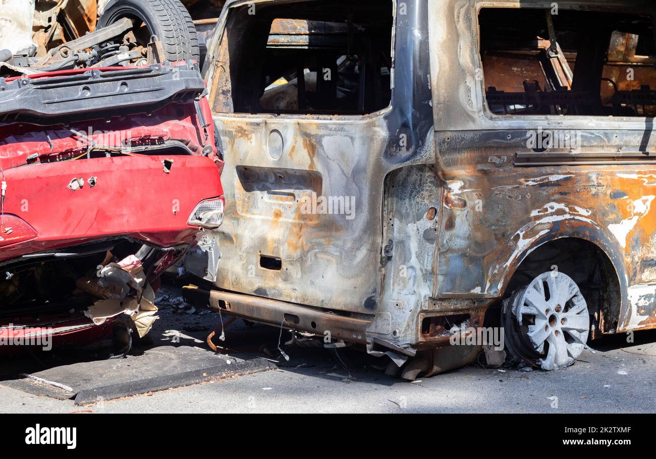 Auto in Irpen. Kyiv, Ucraina. Russia guerra Ucraina. Cimitero di automobili a Irpin, le conseguenze dell'invasione dell'esercito russo in Ucraina. Auto distrutte della popolazione civile. Foto Stock