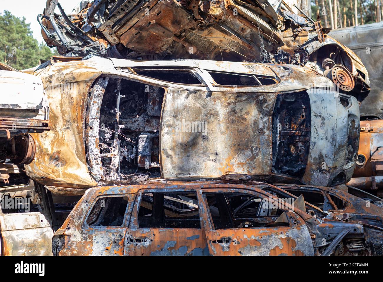 Molte auto arrugginite bruciate a Irpen, dopo essere state uccidite dai militari russi. La guerra della Russia contro l'Ucraina. Cimitero di auto distrutte di civili che hanno cercato di evacuare dalla zona di guerra. Foto Stock
