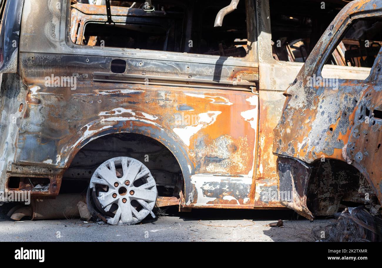 Auto in Irpen. Kyiv, Ucraina. Russia guerra Ucraina. Cimitero di automobili a Irpin, le conseguenze dell'invasione dell'esercito russo in Ucraina. Auto distrutte della popolazione civile. Foto Stock