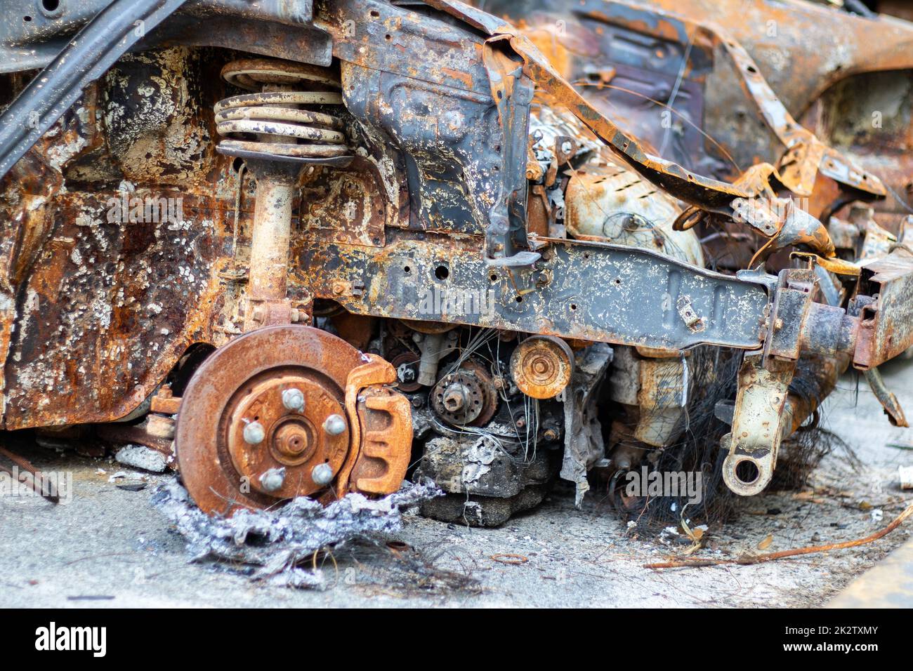 Auto in Irpen. Kyiv, Ucraina. Russia guerra Ucraina. Cimitero di automobili a Irpin, le conseguenze dell'invasione dell'esercito russo in Ucraina. Auto distrutte della popolazione civile. Foto Stock