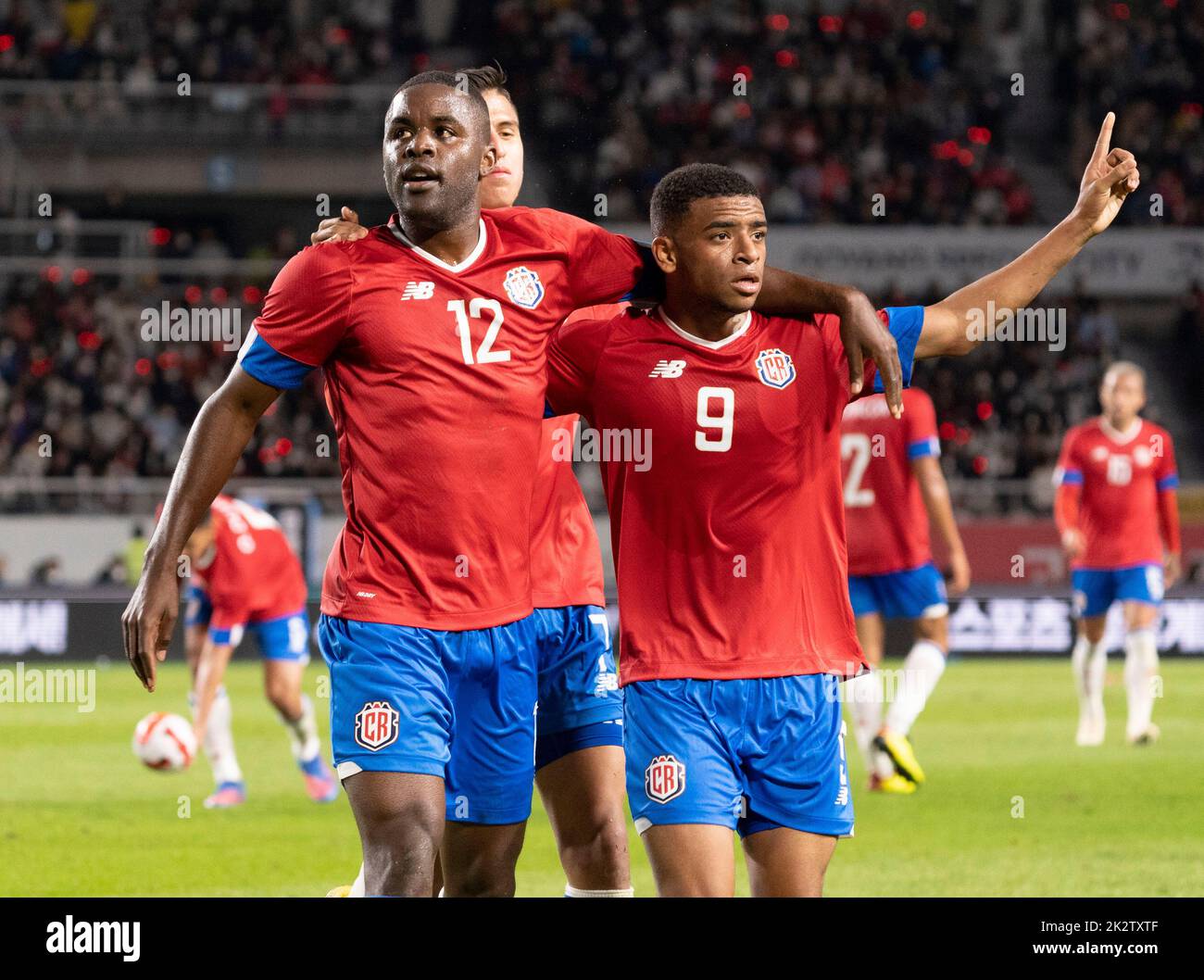 Goyang, Corea del Sud. 23rd Set, 2022. Jewisson Bennette (R, davanti) del Costa Rica festeggia con i compagni di squadra dopo aver segnato un gol durante una partita amichevole contro la Corea del Sud allo stadio Goyang di Goyang, Corea del Sud, 23 settembre 2022. Credit: James Lee/Xinhua/Alamy Live News Foto Stock