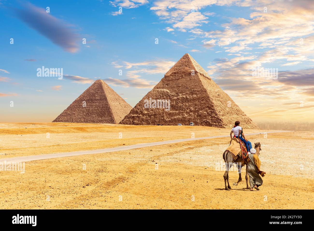 Le Piramidi d'Egitto Khafre e Cheope e beduino con i turisti nel deserto di Giza Foto Stock