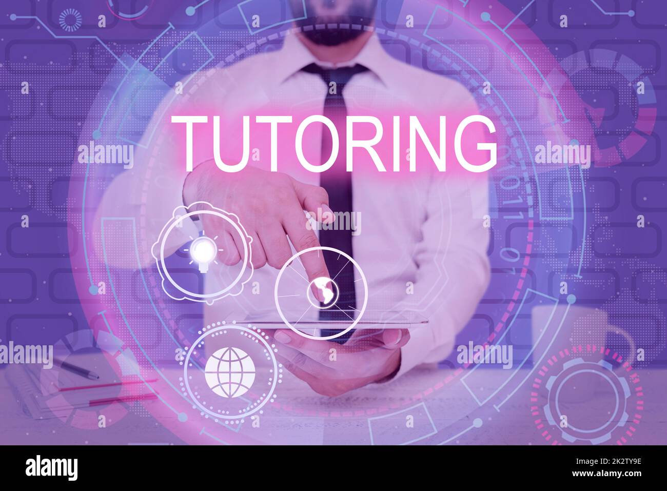 Testo che mostra l'ispirazione Tutoring. Panoramica aziendale un atto di una persona impiegata per amministrare la conoscenza a qualcuno che indica un tablet rappresenta un pensiero innovativo globale. Foto Stock