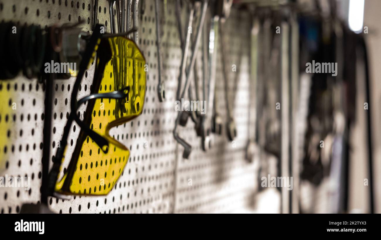 Attrezzi per riparazione auto a parete, attrezzi meccanici da officina Foto Stock