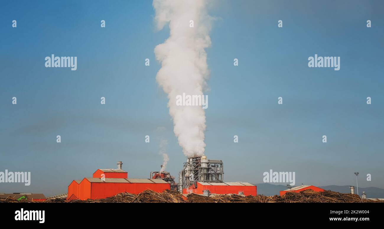FUMO inquinano atmosfera industriale con fumo inquinamento ecologico Foto Stock
