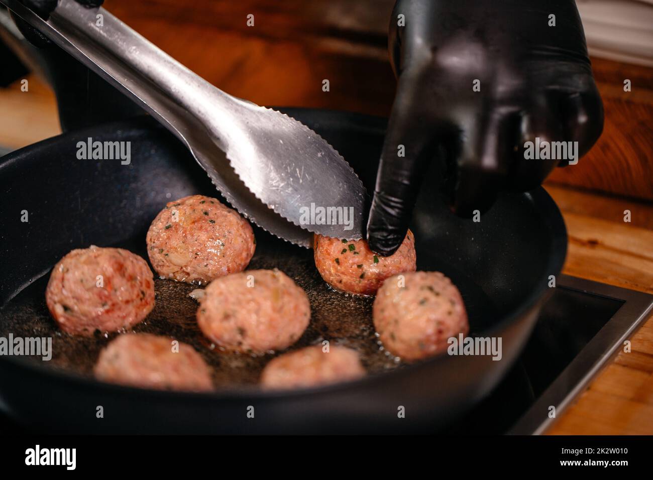 Primo piano palline di carne friggere su una padella calda Foto Stock