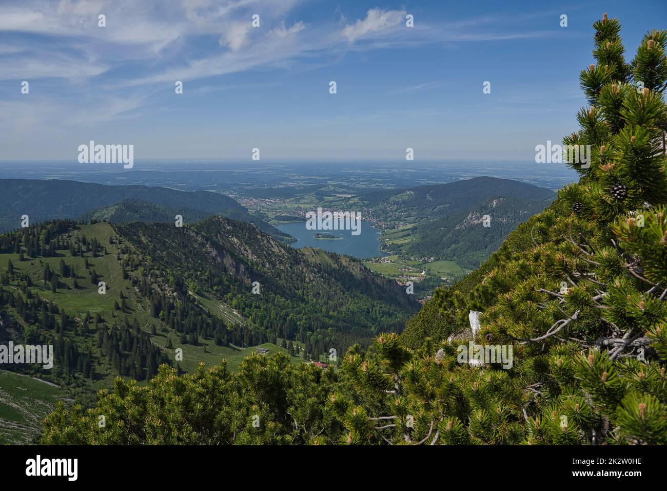 Escursione in Baviera con vista sul lago Schliersee Foto Stock