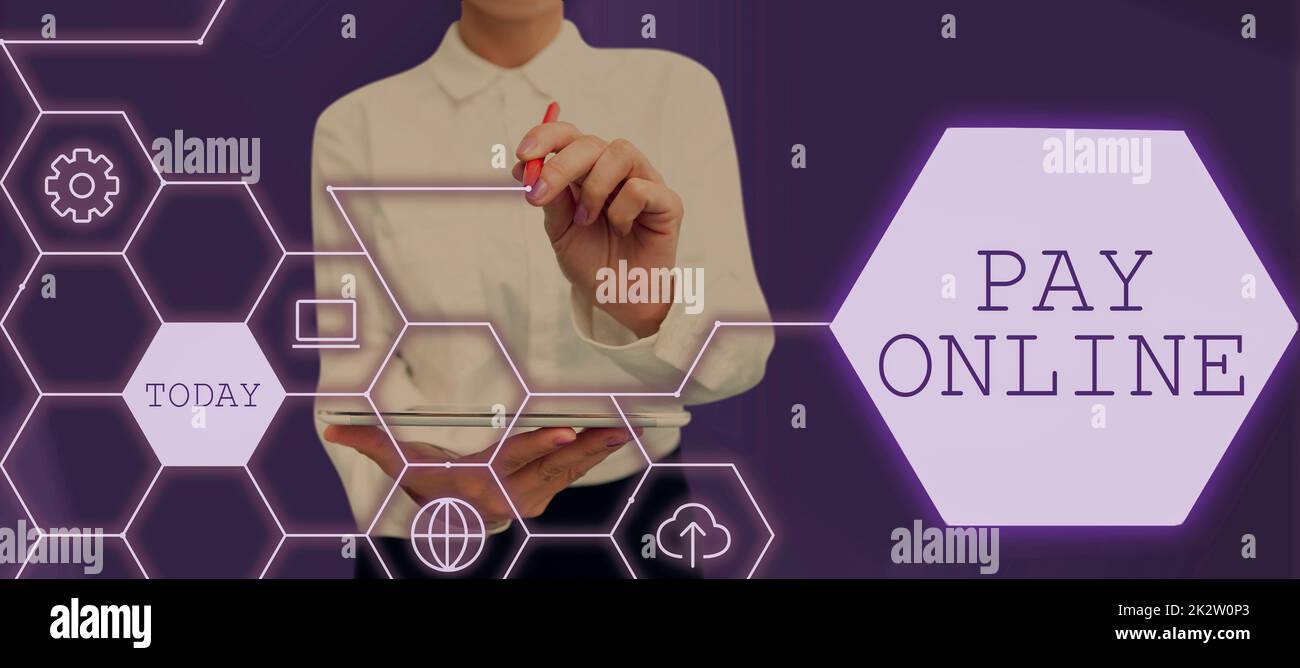 Scrittura con testo Pay Online. Concetto che significa acquistare prodotti o servizio utilizzando la carta di credito su qualsiasi sito web Lady in tuta che tiene la penna simbolizzando successi del lavoro di squadra. Foto Stock
