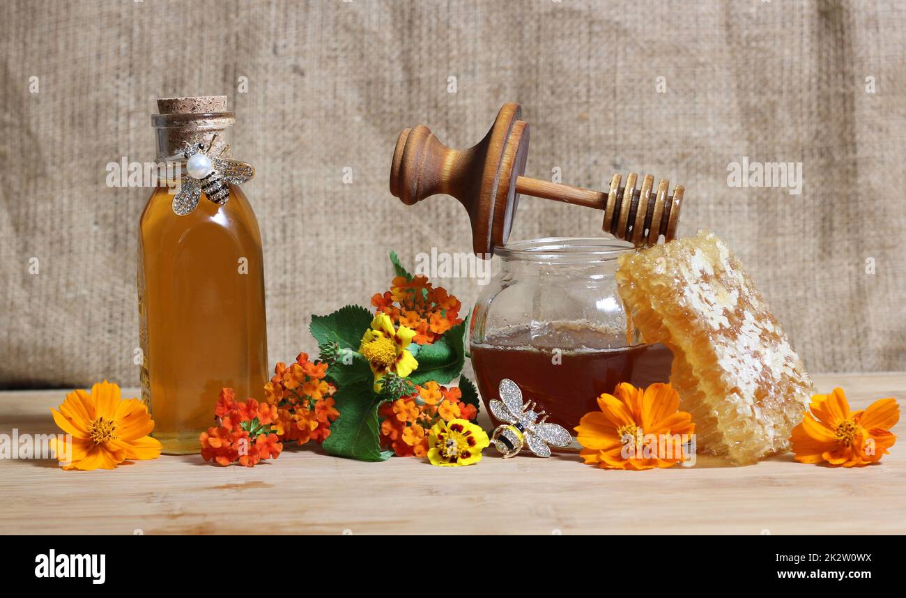 Miele fresco con nido d'ape e fiori in cucina rustica Foto Stock