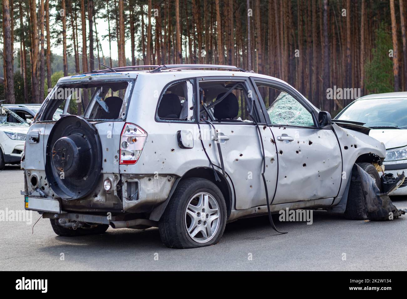 Fucilato, auto danneggiate durante la guerra in Ucraina. Il veicolo di civili colpiti dalle mani dell'esercito russo. Buchi di proiettile e di shrapnel nel corpo della vettura. Guerra della Russia contro l'Ucraina. Foto Stock