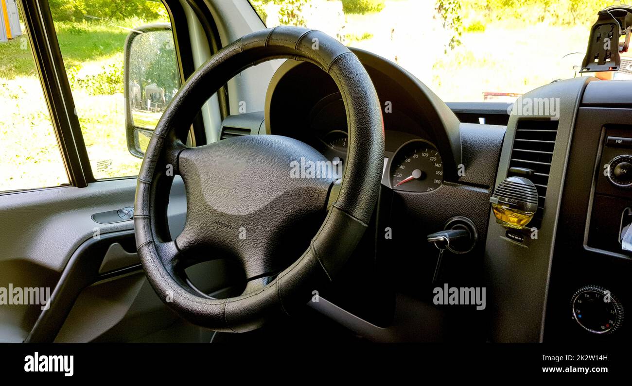 Primo piano del cruscotto, del tachimetro, del contagiri e del volante. Interni moderni per auto. Cabina interna. Abitacolo del veicolo. Immagine ravvicinata del cruscotto dell'auto. Foto Stock