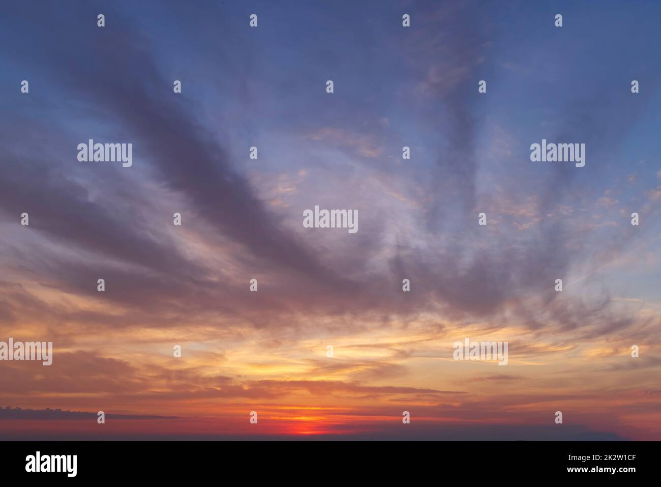 Bellissimo cielo con il cloud prima del tramonto Foto Stock