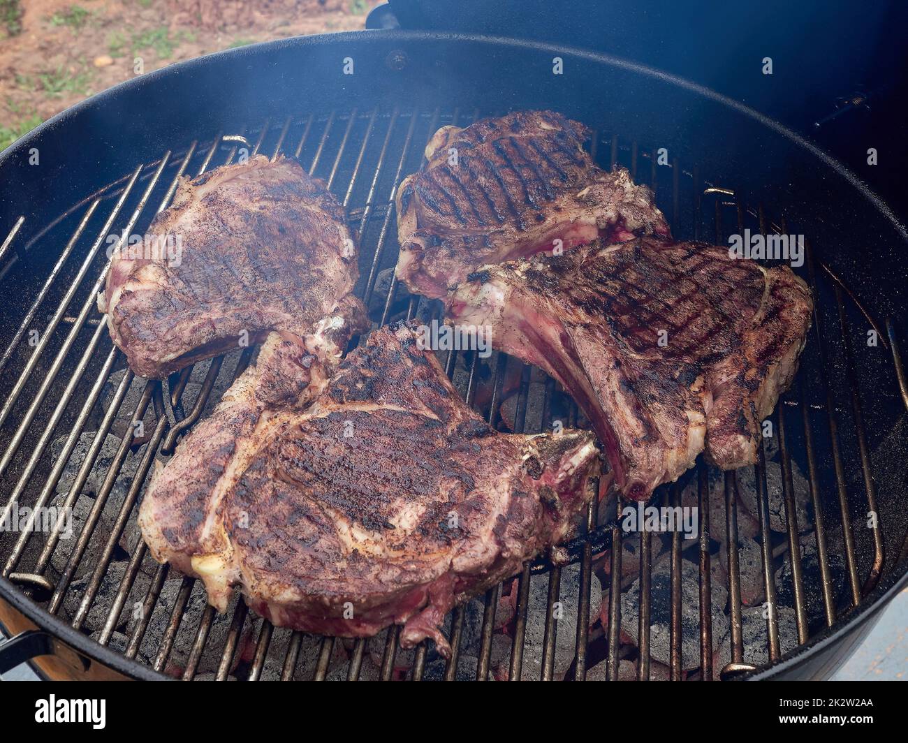 Cowboy bistecca alla griglia. Bistecca Ribeye sull'osso sulla griglia. Foto Stock