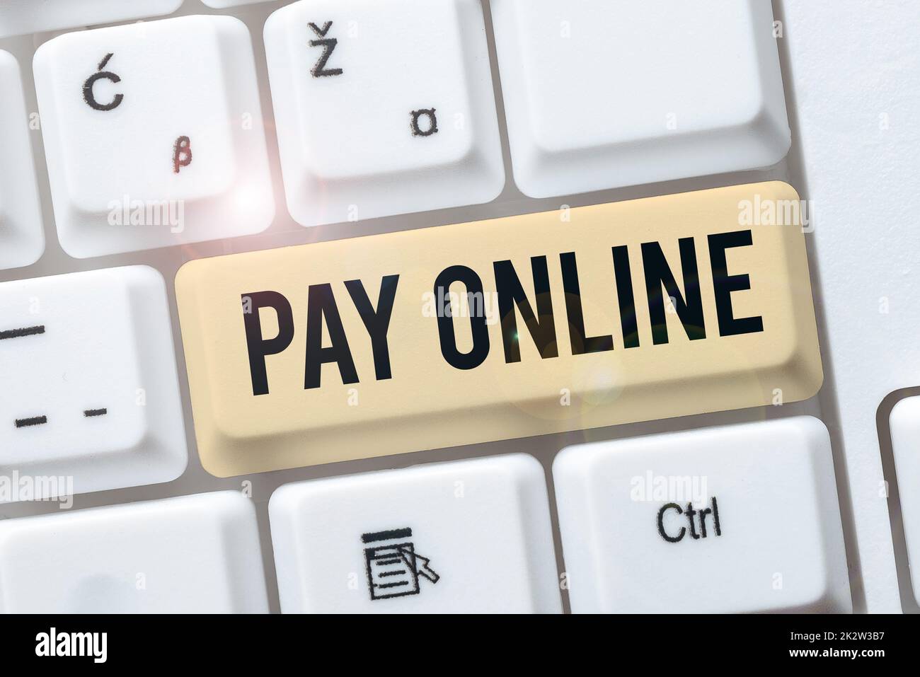 Scrittura visualizzazione testo paga online. Internet Concept acquistare prodotti o servizi utilizzando la carta di credito su qualsiasi sito web -48673 Foto Stock