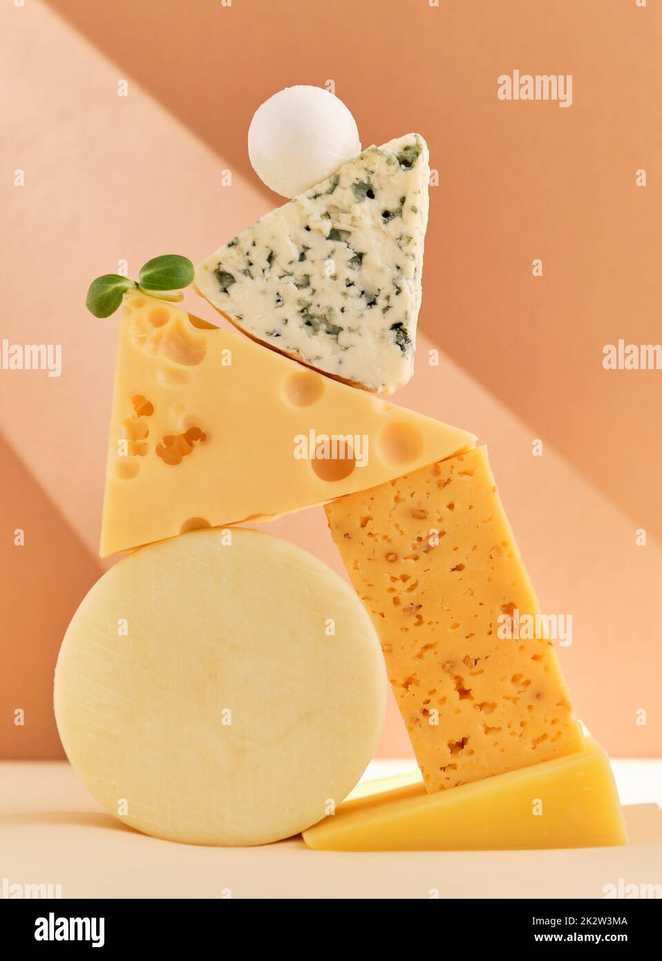 Formaggio di fondo. Assortimento di diversi tipi di formaggio su sfondo beige Foto Stock